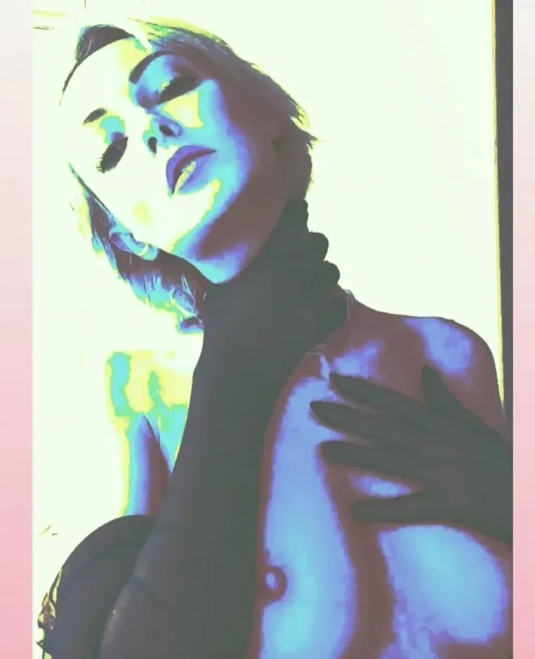 Mia, 33