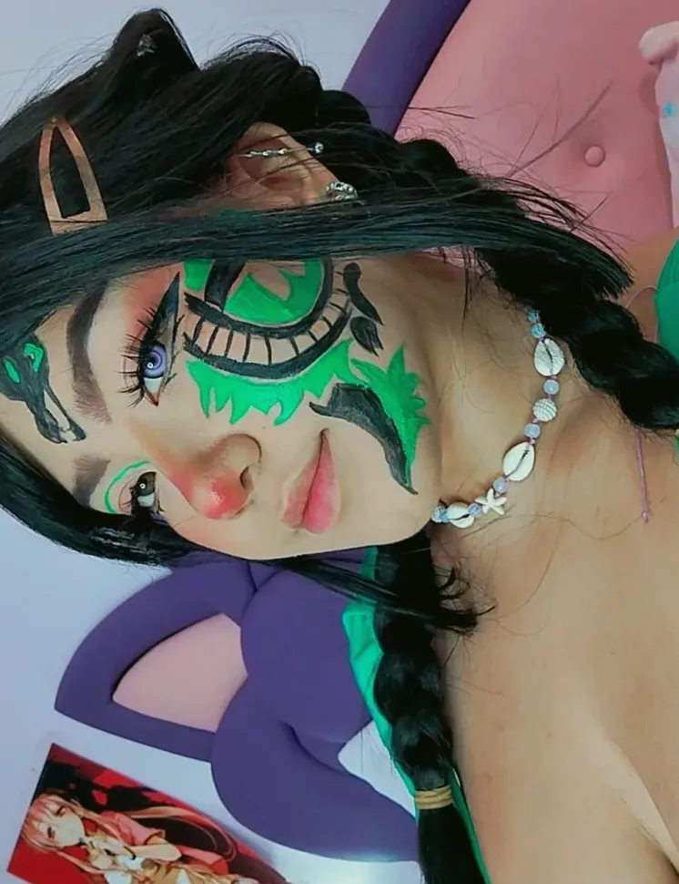 Nicole, 25